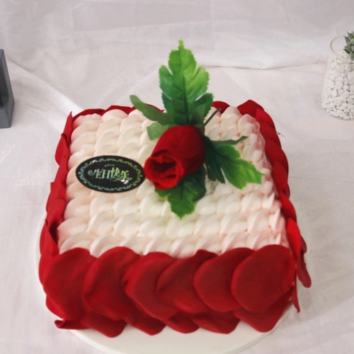 红绒草莓冰淇凌蛋糕